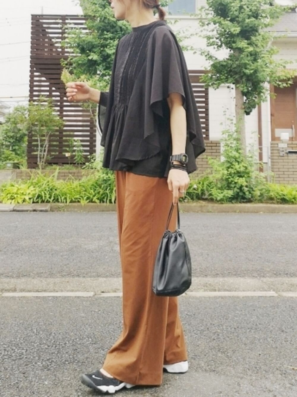 「シンプルコーデ、オトナ女子、KBF、ピンタック、エアリフト、パンツスタイル、UNIQLO、着回し抜群、ママコーデ、PR」｜「KBFのピンタックバタフライスリーブブラウス（シャツ/ブラウス、ブラック系）」を使った、RIyO.さん（レディース・159cm）の夏コーディネートの1枚目の写真