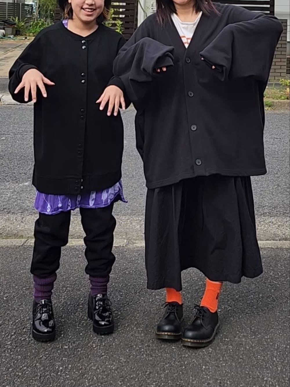 「WEARハロウィン2022、ハロウィンコーデ、ハロウィン、着回しコーデ、オレンジ、パープル、ブラック、娘コーデ、キッズファッション、韓国ファッション」｜「y/m by MIHOのVネック裏毛カーデ（カーディガン/ボレロ、ブラック系）」を使った、RIyO.さん（骨格ナチュラル・キッズ・146cm）の秋コーディネートの1枚目の写真