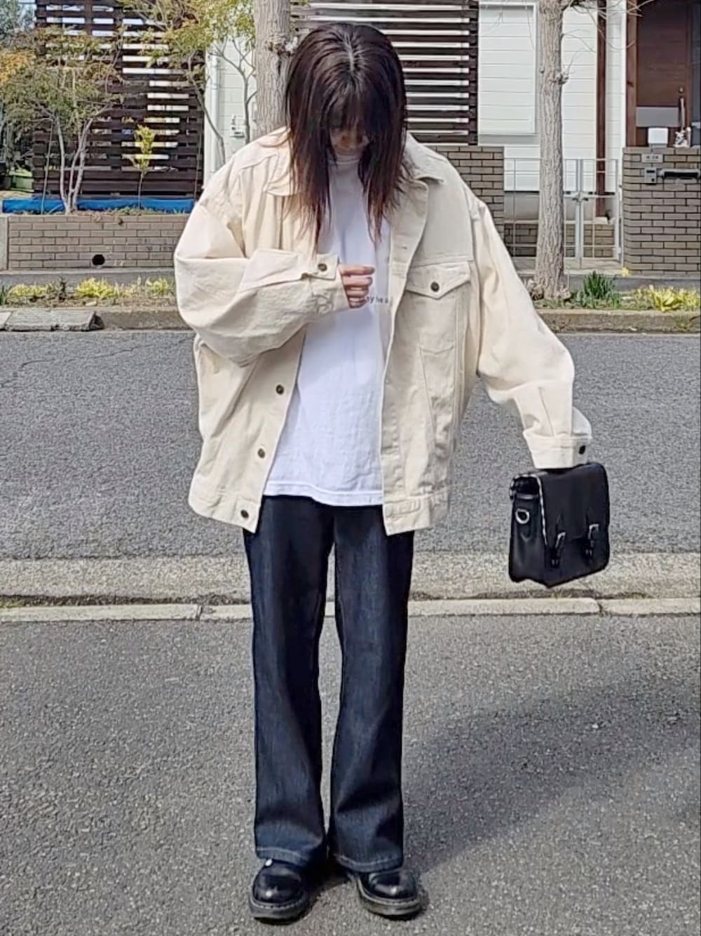 「春服デビュー宣言、骨格ナチュラル、平均身長コーデ、イエベ秋、イーザッカマニアストアーズ、ドクターマーチン、オトナカジュアル、春コーデ、Limp、Limp2022.base.shop、forksy、休日スタイル、シンプルコーデ」｜「Limpのアイテム（Tシャツ/カットソー、ホワイト系）」を使った、RIyO.さん（骨格ナチュラル・レディース・159cm）の春コーディネートの1枚目の写真
