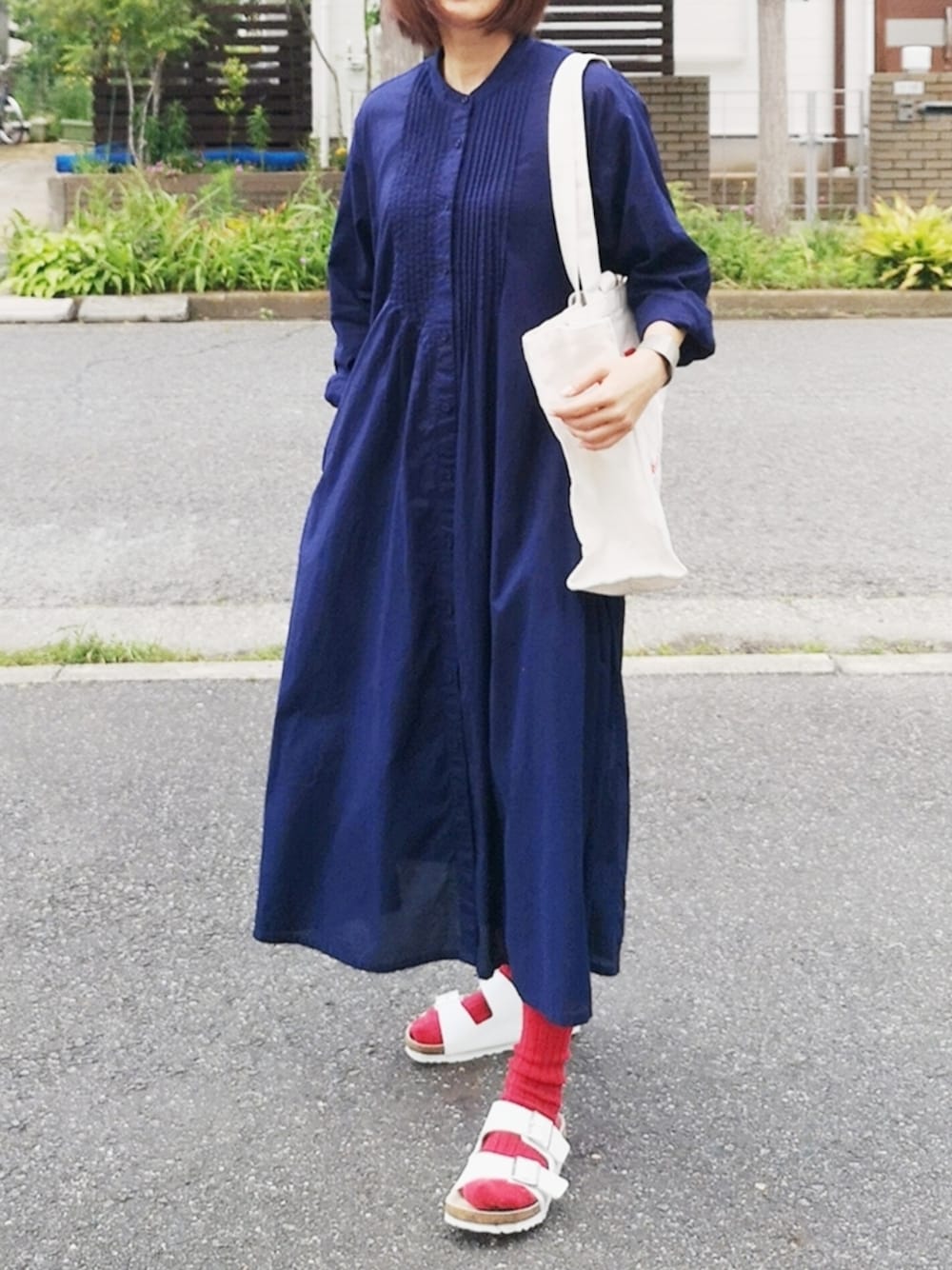 「ピンタック、ワンピース、イネス×UNIQLO、イネス、ビリケンシュトック、赤い靴下、春夏コーデ、着回しコーデ、オトナ女子」｜「BIRKENSTOCKのBIRKENSTOCK/ビルケンシュトック ARIZONA/アリゾナ (UNISEX size variation)（サンダル、ホワイト系）」を使った、RIyO.さん（レディース・159cm）の夏コーディネートの1枚目の写真