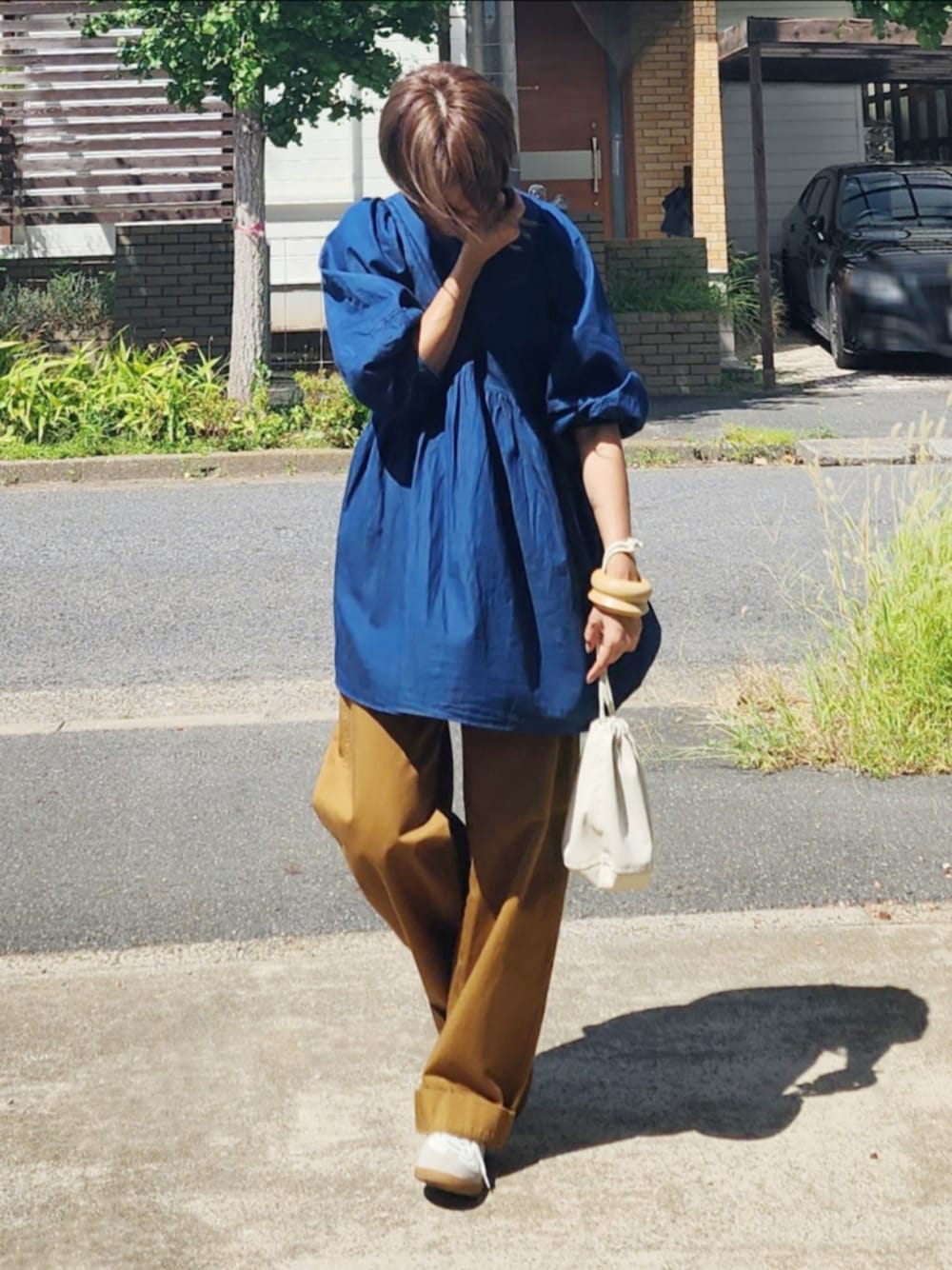 「秋服コーデ、デニムトップス、カーブパンツ、ユニクロ、アメリカンホリック、ジャーマントレーナー、巾着バッグ、大人カジュアル、オトナ女子、イエベ秋、骨格ナチュラル」｜「AMERICAN HOLICのデニムティアードデザインチュニック（チュニック、ブルー系）」を使った、RIyO.さん（骨格ナチュラル・レディース・159cm）の秋コーディネートの1枚目の写真