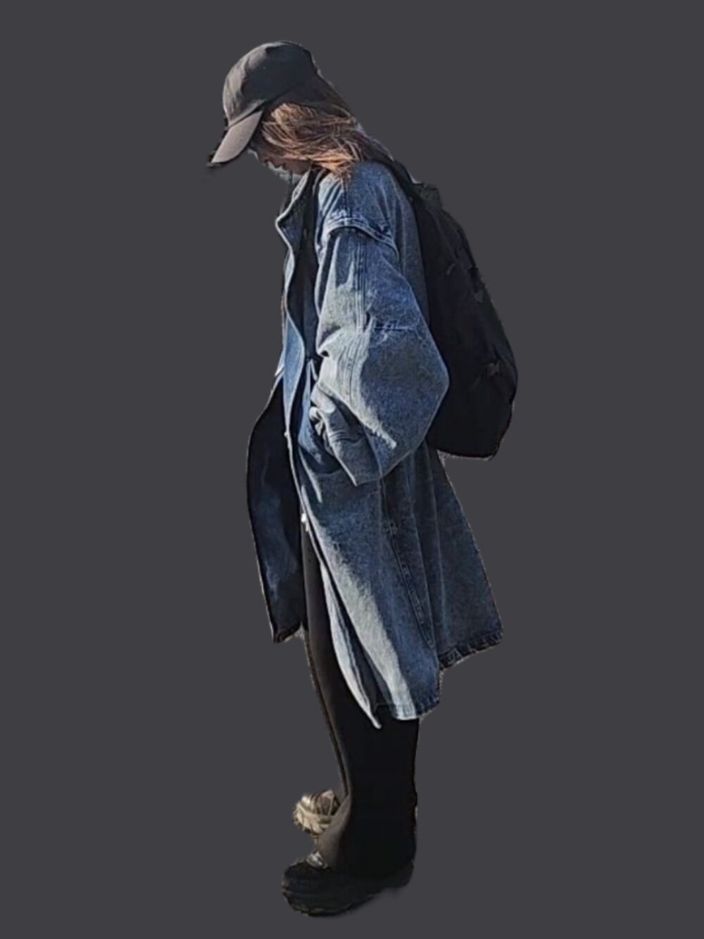 「春服デビュー宣言、春服、お出かけコーデ、お洒落さんとつながりたい、メンズライク、骨格ナチュラル、BODYタイプ診断Iタイプ、イエベ秋、平均身長コーデ、デニム、モッズコート、ホカオネオネ、Limp、Limp2022.base.shop、キャップ女子」｜「Limpのアイテム（Tシャツ/カットソー、ブラック系）」を使った、RIyO.さん（骨格ナチュラル・レディース・159cm）の春コーディネートの1枚目の写真