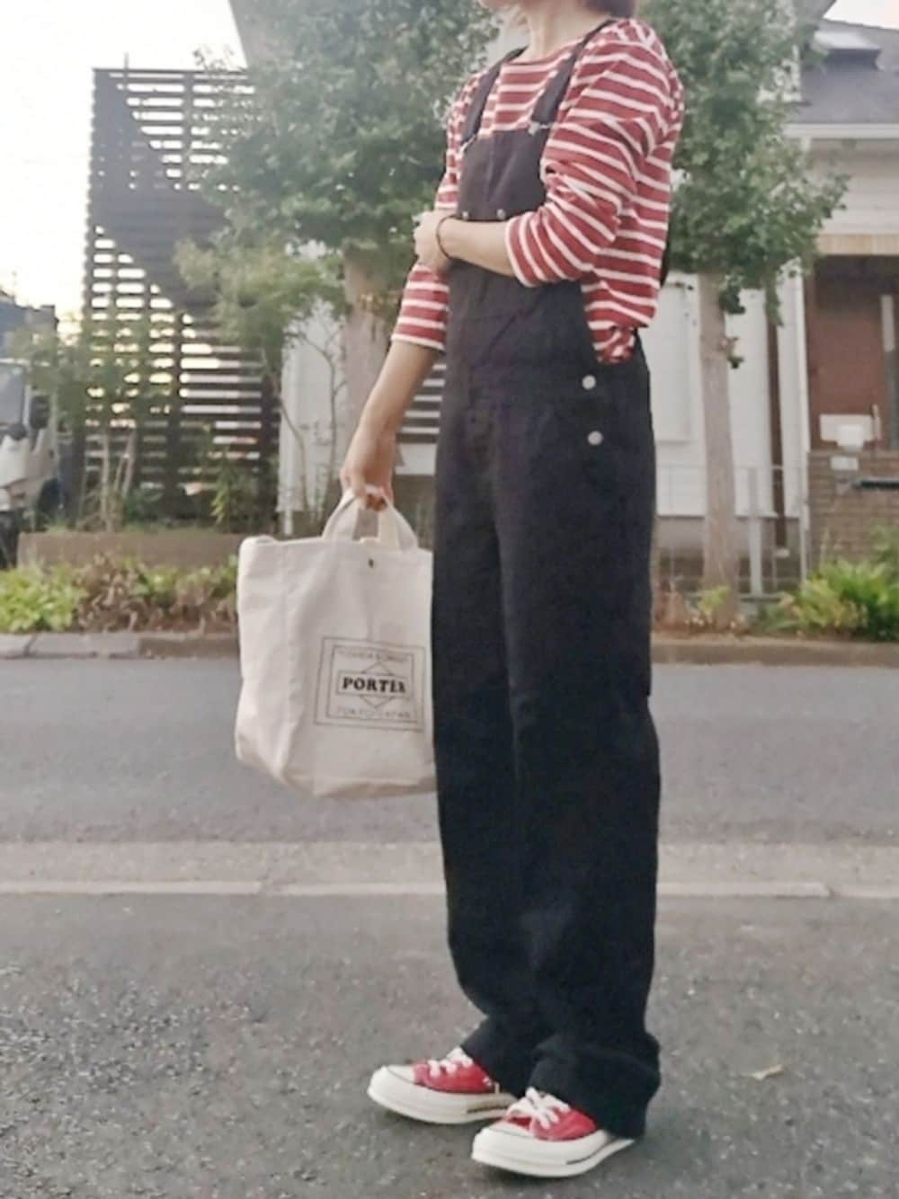 「赤ボーダー、ボーダー、LEE、オーバーオール、黒サロペット、ブラック、オーバーオール大好き、サマンサ モスモス(Samansa Mos2)、オトナカジュアル、シンプル、秋コーデ」｜「LeeのLee/リー【定番人気＆ベストセラー】DUNGAREES オーバーオール サロペット（サロペット/オーバーオール、ブラック系）」を使った、RIyO.さん（レディース・159cm）の秋コーディネートの1枚目の写真