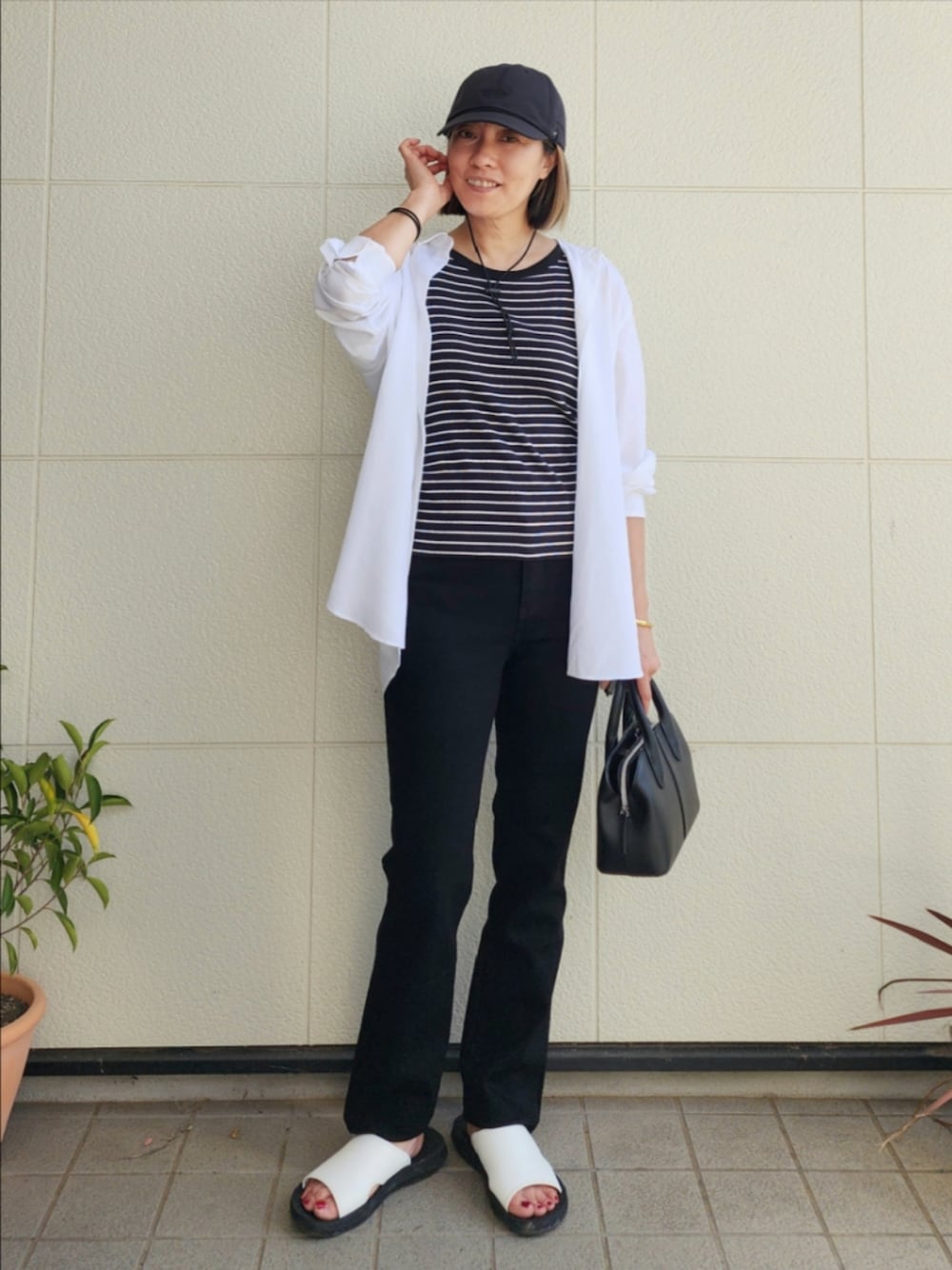 「モノトーン、プチプラ、シャツ好き集まれ、お洒落さんとつながりたい、ユニクロ、StyleHint、CPCM、キャップ」｜「UNIVERSAL OVERALLのコード付キャップ（キャップ、ブラック系）」を使った、RIyO.さん（骨格ナチュラル・レディース・159cm）の夏コーディネートの1枚目の写真