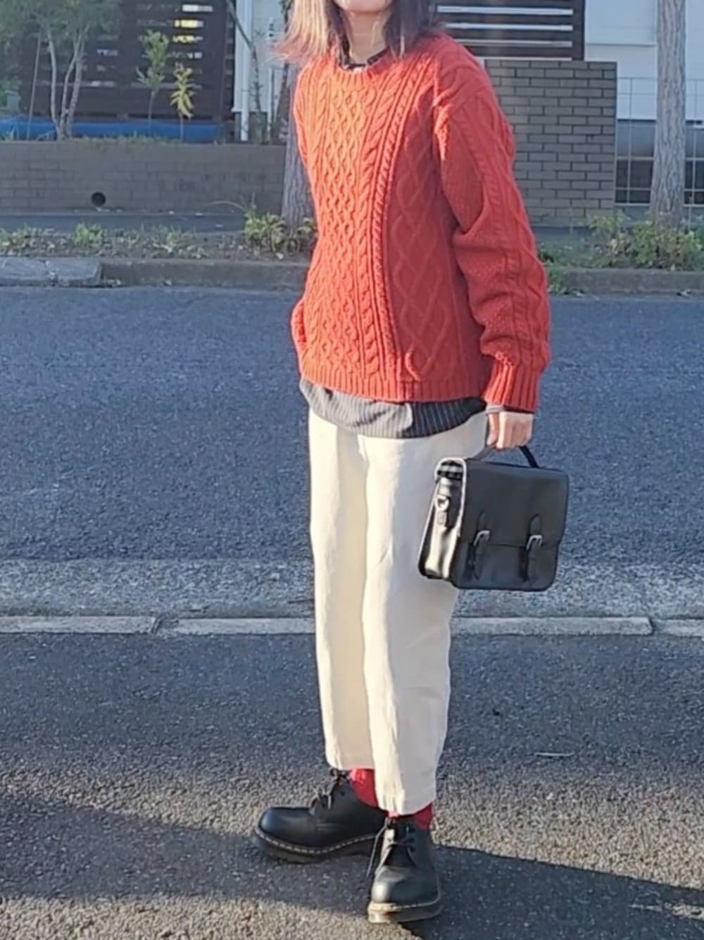 ブラック系のショルダーバッグ、ブルー系のシャツ/ブラウス、ブラック系のドレスシューズを着用したレディースの秋コーディネートの1枚目の写真