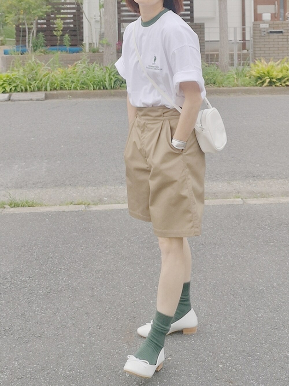「お出かけコーデ、おしゃれさんと繋がりたい、オトナ女子、バレエシューズ×ソックス、グリーン、chacocloset、プリントT」｜「Libra Cueのバレエシューズ（バレエシューズ、ホワイト系）」を使った、RIyO.さん（レディース・159cm）の夏コーディネートの1枚目の写真