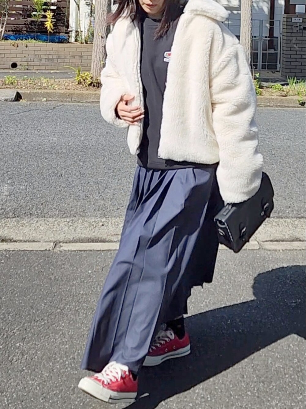 「カジュアル、おしゃれさんと繋がりたい、カルバンクライン、Calvin Klein、プリーツスカート、オーバーサイズ、ボア、ボアブルゾン、ct70、x-girl」｜「Calvin Kleinのバックモノグラム シェルパジャケット（その他アウター、ホワイト系）」を使った、RIyO.さん（骨格ナチュラル・レディース・159cm）の秋コーディネートの1枚目の写真