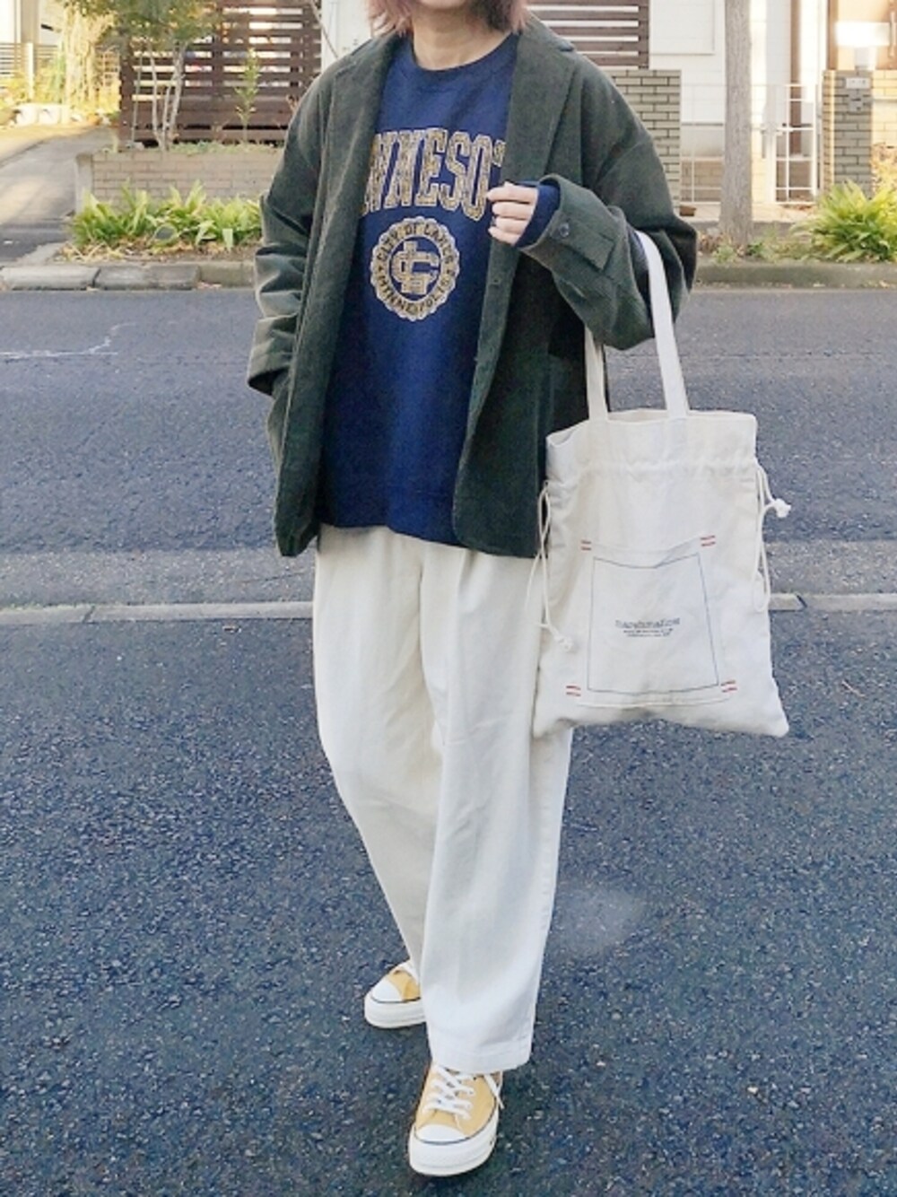 ブルー系のスウェット、グリーン系のテーラードジャケット、ホワイト系のデニムパンツを着用したレディースの冬コーディネートの1枚目の写真