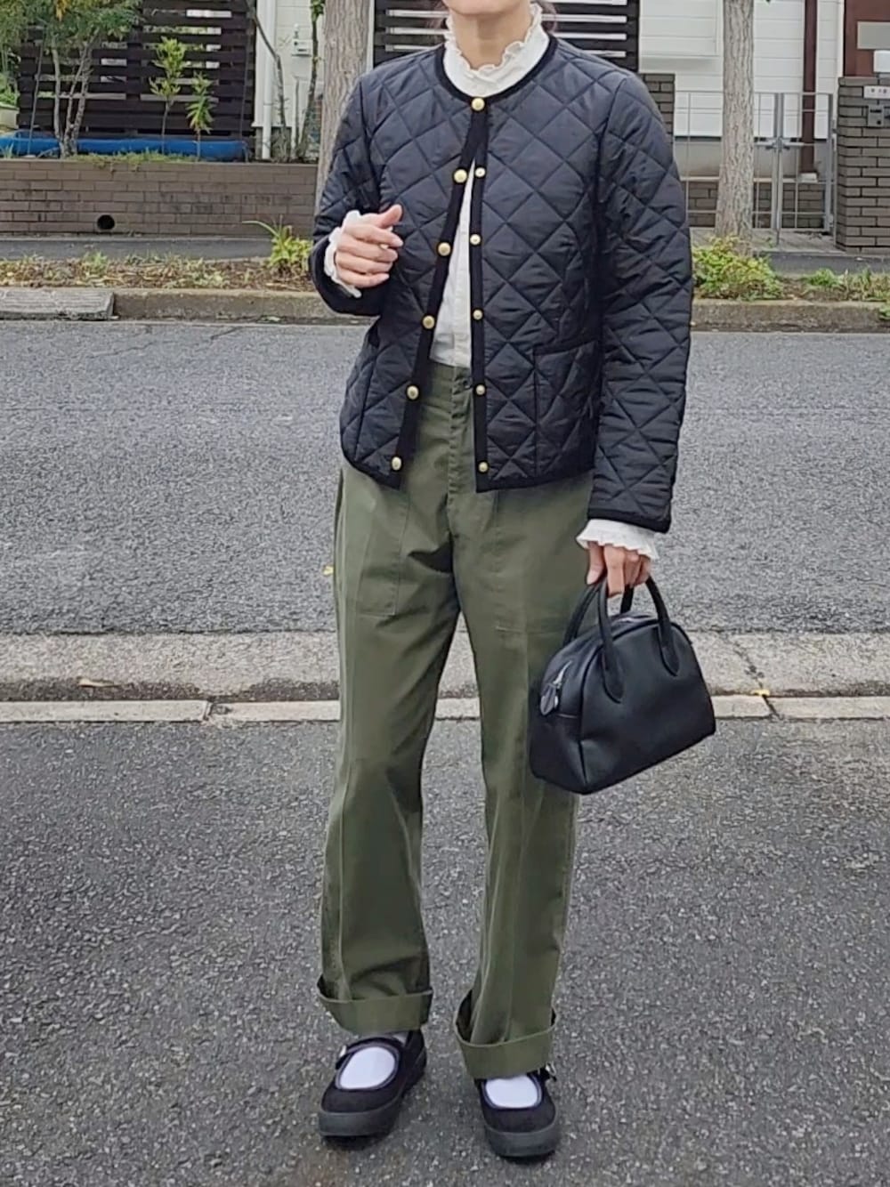 「Traditional Weatherwear、TWW、トラディショナルウェザーウエア、ユニクロ、フリルブラウス、軍パン、カンフーシューズ、大人カジュアル、秋コーデ、大人かわいい、お洒落さんとつながりたい、秋服」｜「Traditional WeatherwearのARKLEY（ノーカラージャケット、ブラック系）」を使った、RIyO.さん（骨格ナチュラル・レディース・159cm）の秋コーディネートの1枚目の写真
