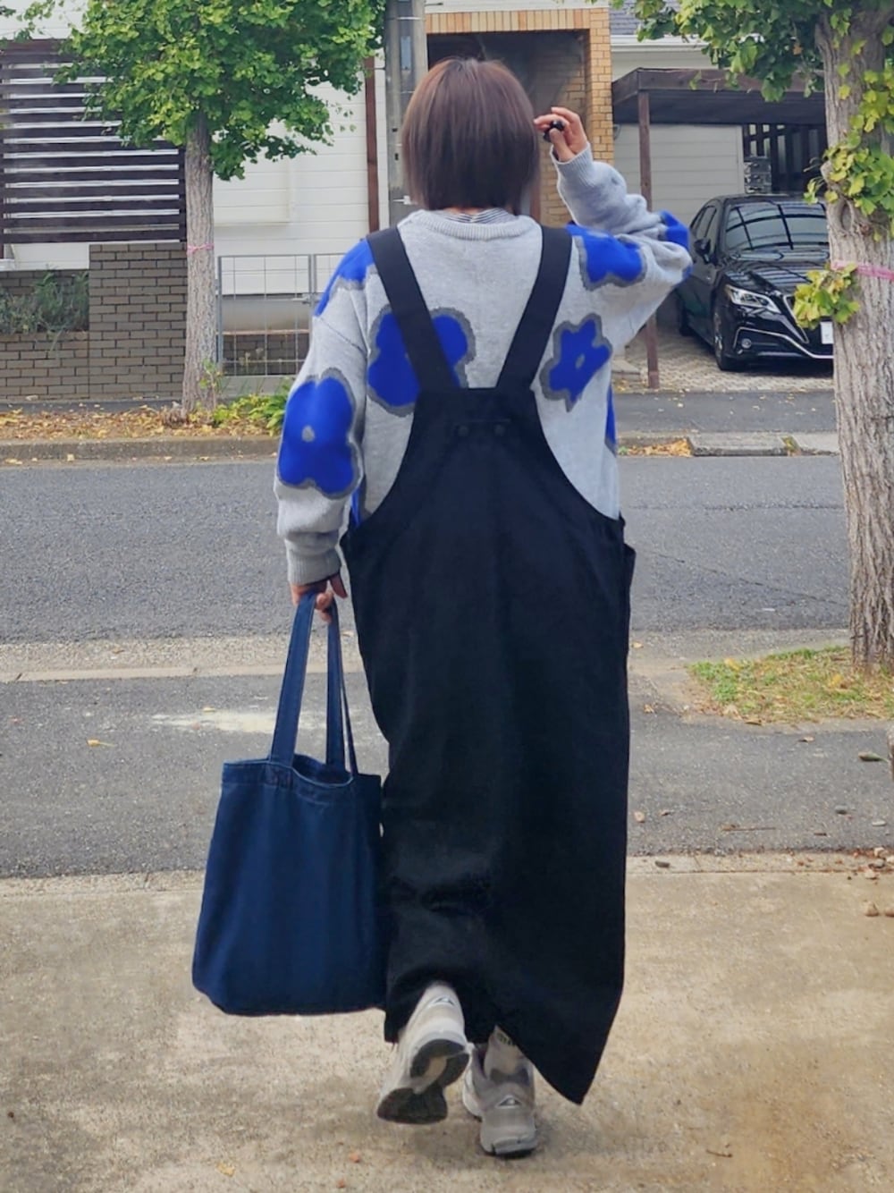 「ファッションを楽しもう、大人可愛い、ニットコーデ、サロペットスカート、アンティカ、スニーカー女子、ニューバランス2002、花柄、着回しコーデ」｜「VACANCYのニュアンスフラワーオーバーニット【ユニセックス】（ニット/セーター、グレー系）」を使った、RIyO.さん（骨格ナチュラル・レディース・159cm）の秋コーディネートの1枚目の写真