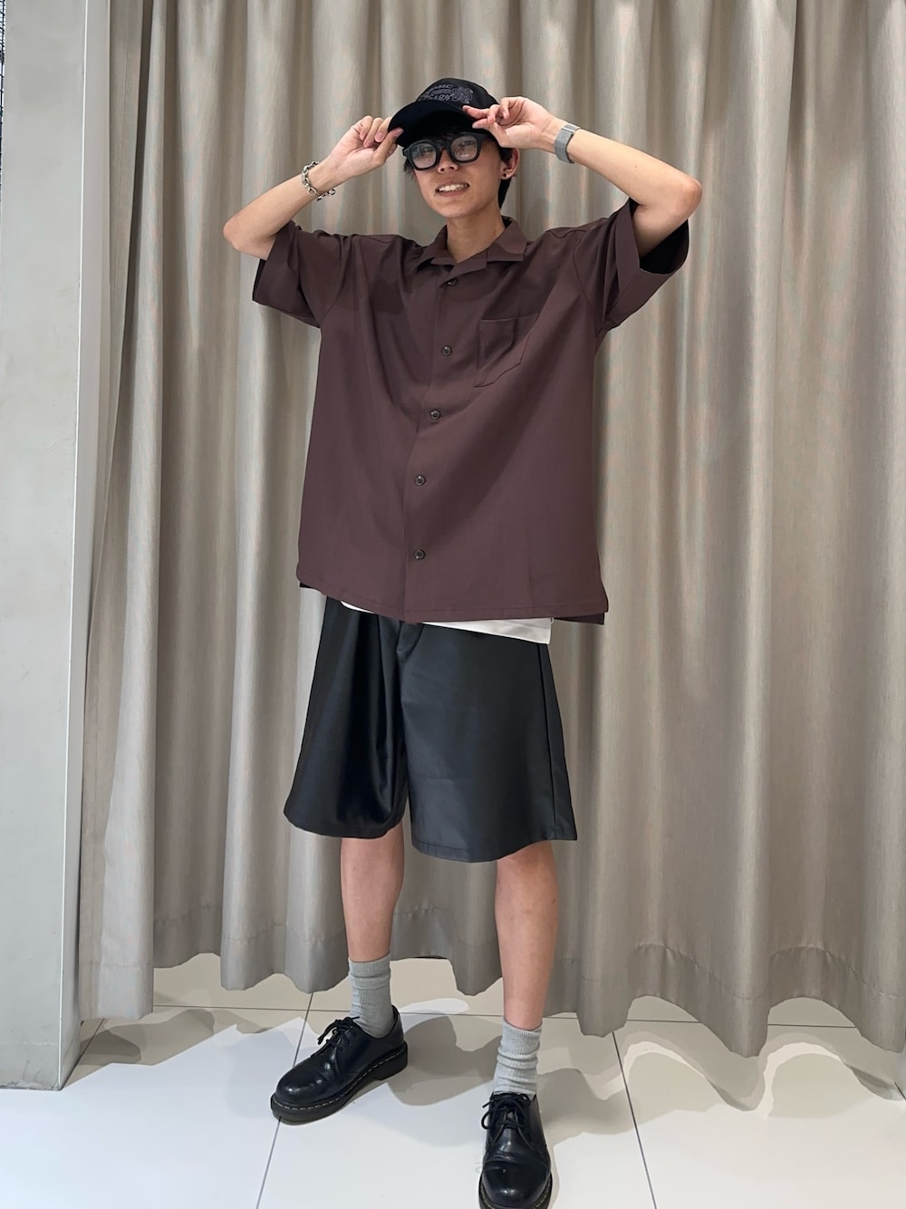 「レザーパンツ、夏コーデ、センスオブプレイス、カラーシャツ、ハーフパンツ、綺麗めコーデ、きれいめカジュアル、キャップ、ブラック」｜「SENSE OF PLACE by URBAN RESEARCHのフェイクレザーワイドショートパンツ（その他パンツ、ブラック系）」を使った、ちみさん（メンズ・177cm）の夏コーディネートの1枚目の写真