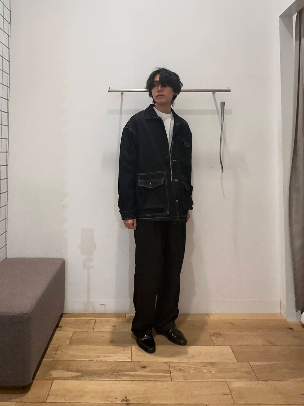 ブラック系のその他シューズ、ブラック系のカバーオール、ブラック系のその他パンツを着用したメンズの春コーディネートの1枚目の写真