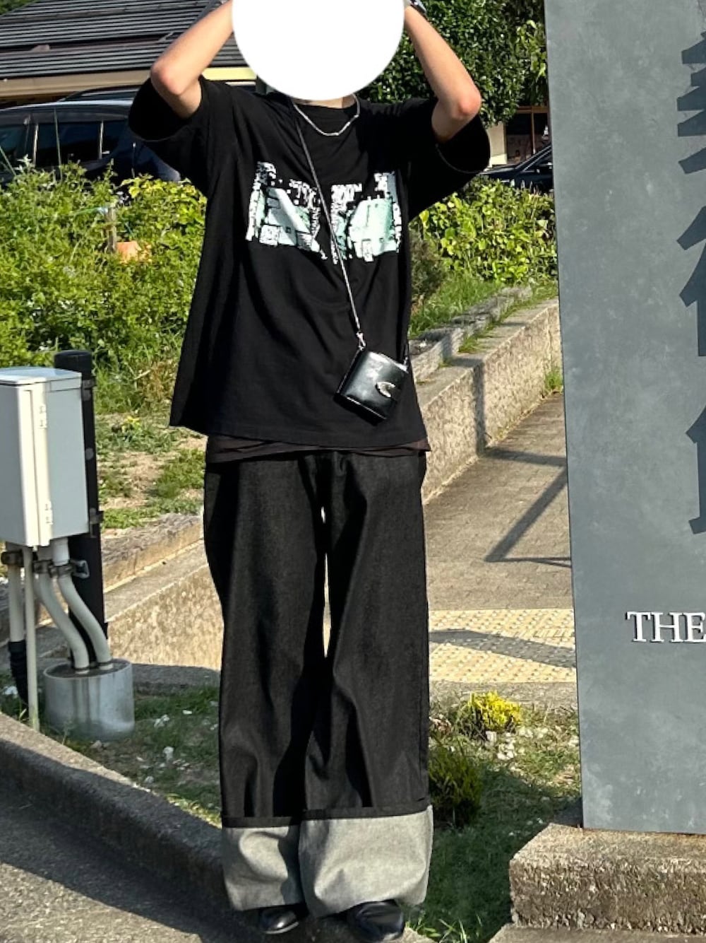 ブラック系のTシャツ/カットソー、ブラック系のデニムパンツ、ブラック系のその他シューズを着用したメンズの夏コーディネートの1枚目の写真