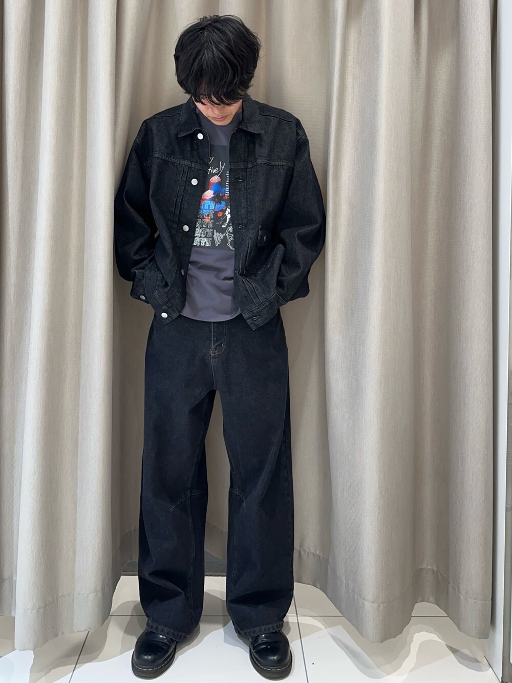 「デニム、デニムパンツ、デニムジャケット、セットアップ、セットアップスタイル、ブラック、ブラックコーデ、秋コーデ、秋のコーデ、きれいめカジュアル、カジュアルコーデ、チャコールグレー、センスオブプレイス」｜「SENSE OF PLACE by URBAN RESEARCHのヴィンテージライクデニムジャケット（デニムジャケット、ブラック系）」を使った、ちみさん（メンズ・177cm）の夏コーディネートの1枚目の写真