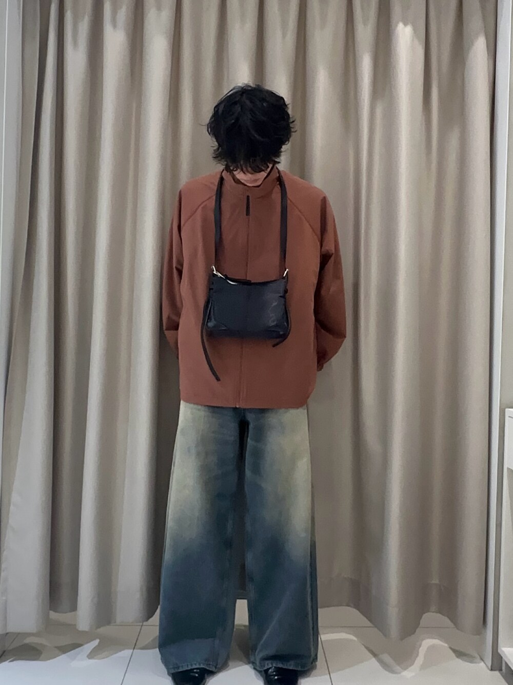 「ブルゾン、ショルダーバッグ、デニム、デニムパンツ、バーガンディー、ヴィンテージ、ワンポイント、着回し抜群、SENSEOFPLACE」｜「SENSE OF PLACE by URBAN RESEARCHの『セットアップ対応』パイピングスタンドブルゾン（ブルゾン、レッド系）」を使った、ちみさん（メンズ・177cm）の秋コーディネートの1枚目の写真