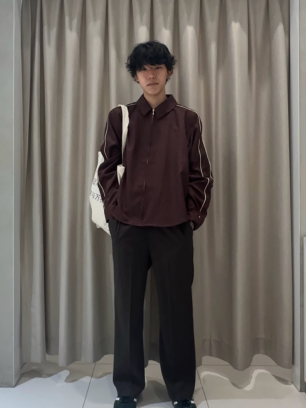 「チェックシャツ、ワイドパンツ、トートバッグ、ブラウンコーデ、短丈、秋コーデ、秋のコーデ、SENSEOFPLACE、センスオブプレイス」｜「SENSE OF PLACE by URBAN RESEARCHのサイドラインピンストライプジップシャツ（シャツ/ブラウス、オレンジ系）」を使った、ちみさん（メンズ・177cm）の秋コーディネートの1枚目の写真