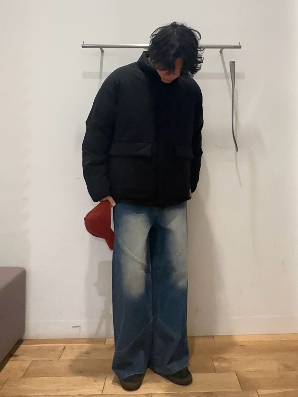 ブラック系のその他アウター、グリーン系のシャツ/ブラウス、ブルー系のその他パンツを着用したメンズの冬コーディネートの1枚目の写真