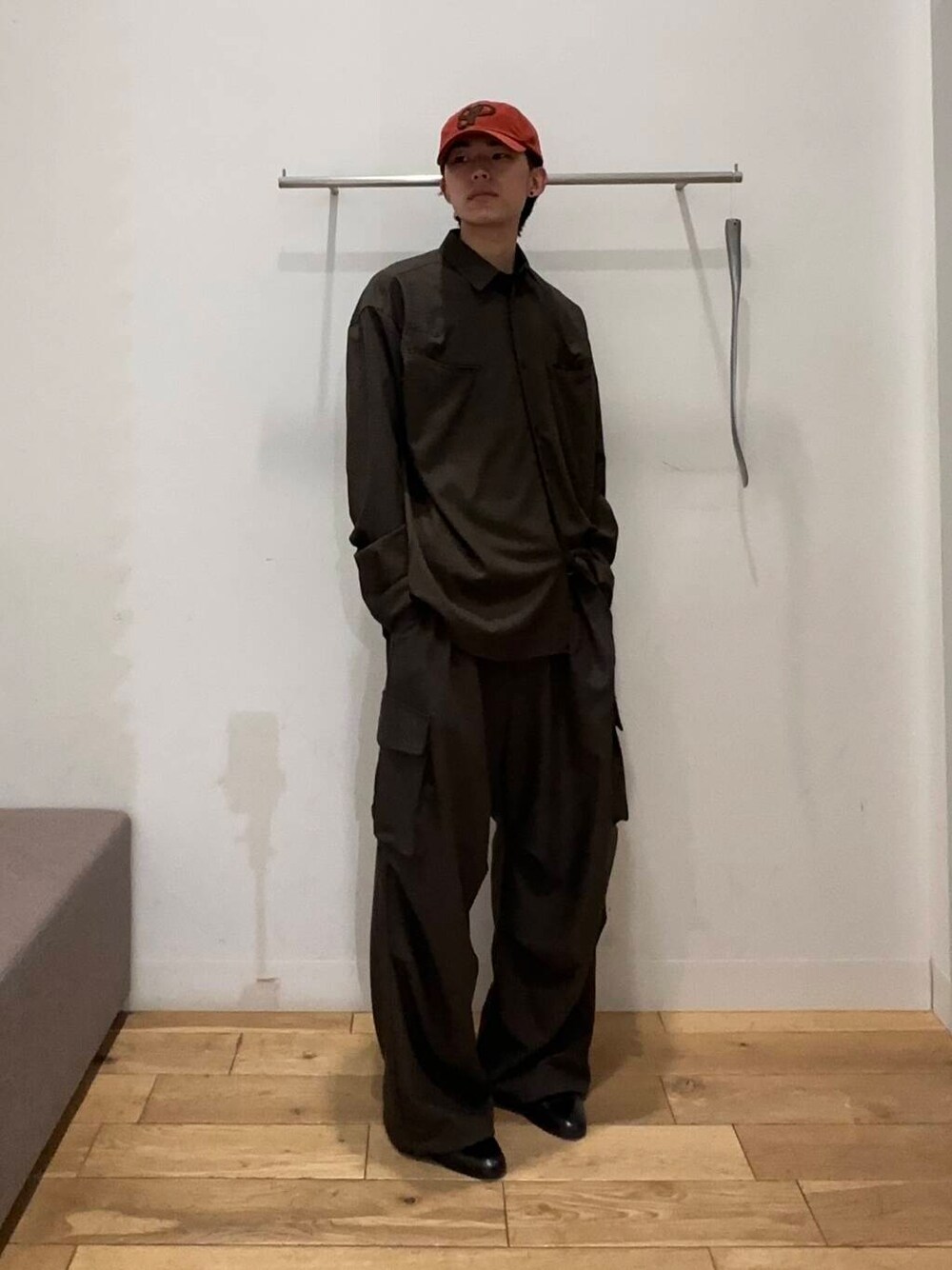 ブラック系のその他シューズ、ブラウン系のその他パンツ、ブラウン系のシャツ/ブラウスを着用したメンズの冬コーディネートの1枚目の写真