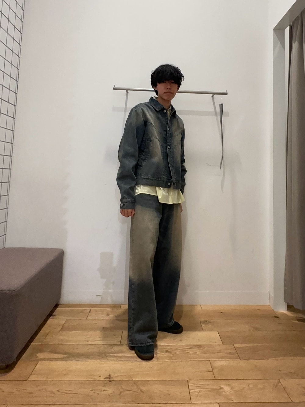 ブルー系のデニムジャケット、イエロー系のシャツ/ブラウス、ブルー系のデニムパンツを着用したメンズの冬コーディネートの1枚目の写真