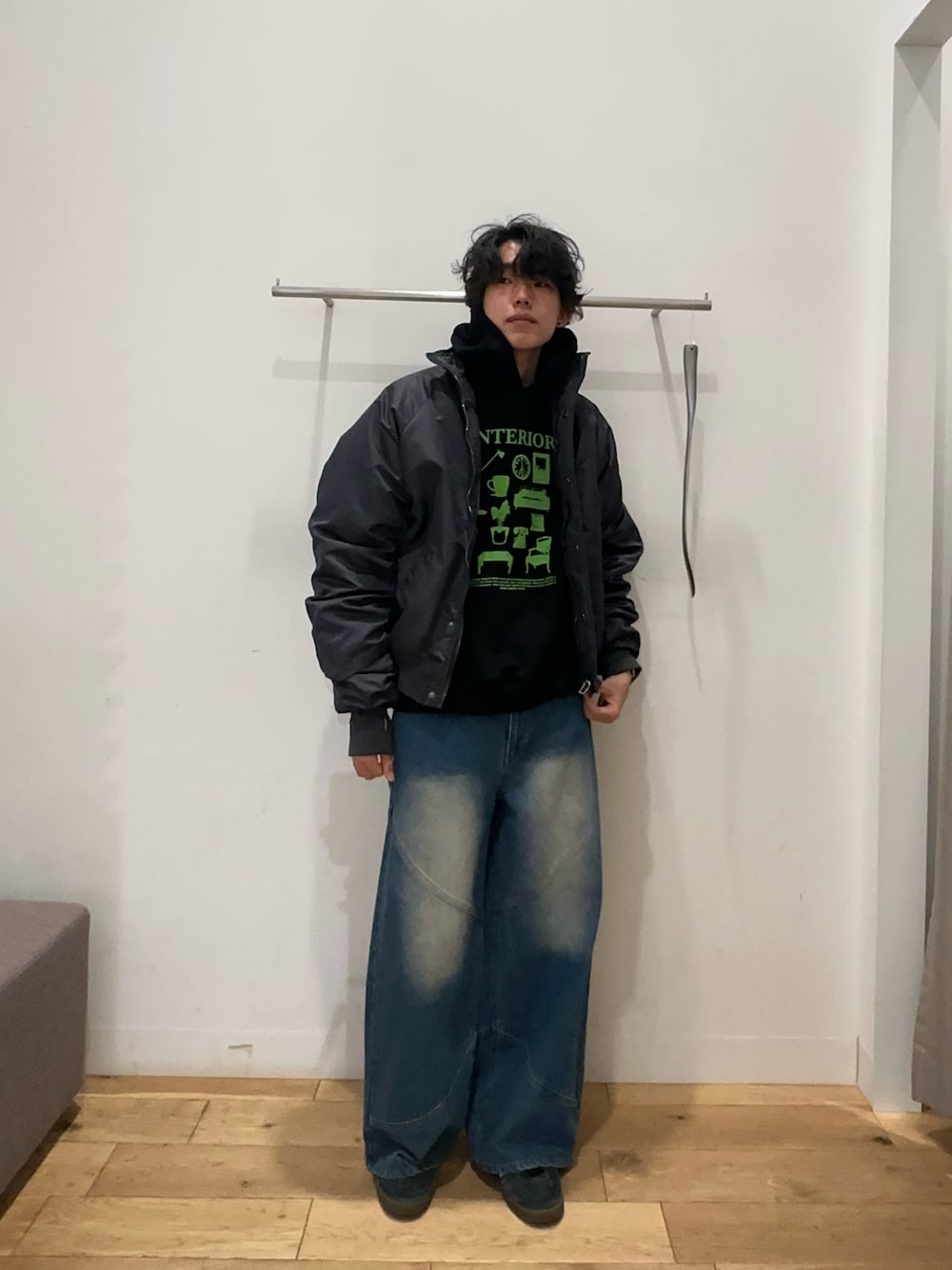 ブラック系のパーカー、ブルー系のその他パンツ、グレー系のナイロンジャケットを着用したメンズの冬コーディネートの1枚目の写真