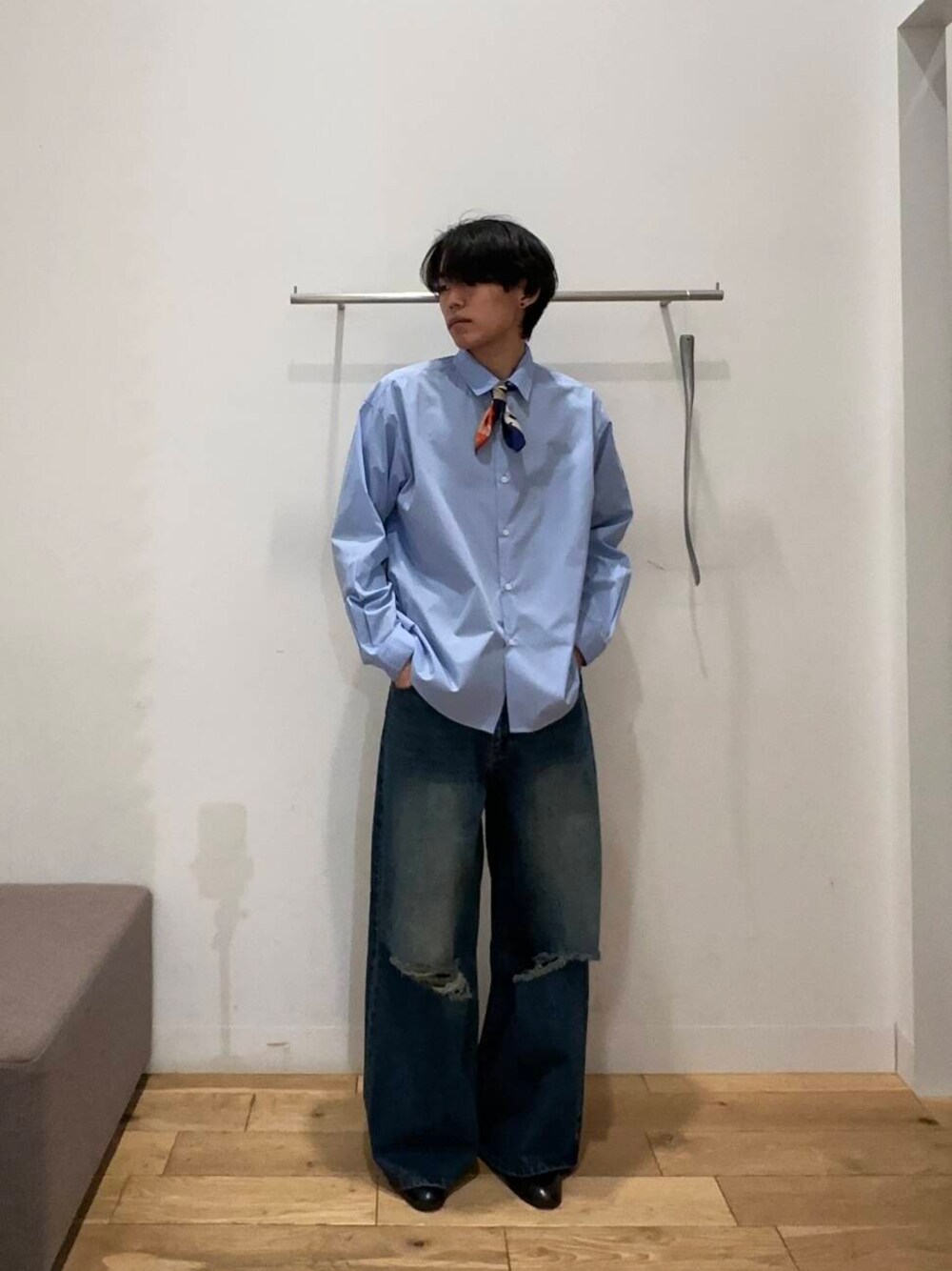 ブラック系のその他シューズ、ブルー系のデニムパンツ、ブルー系のシャツ/ブラウスを着用したメンズの冬コーディネートの1枚目の写真