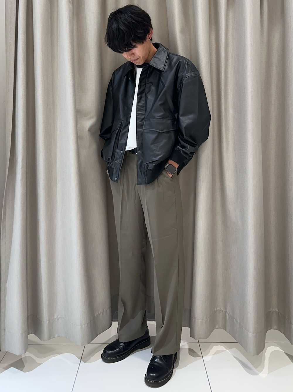 「タックイン、レザージャケット、カーキパンツ、秋コーデ、秋服、センスオブプレイス、ブラック、スラックス、リンガーTシャツ、レザー、ワイドパンツ」｜「SENSE OF PLACE by URBAN RESEARCHのポンチリンガーショートスリーブTシャツ（Tシャツ/カットソー、ホワイト系）」を使った、ちみさん（メンズ・177cm）の夏コーディネートの1枚目の写真
