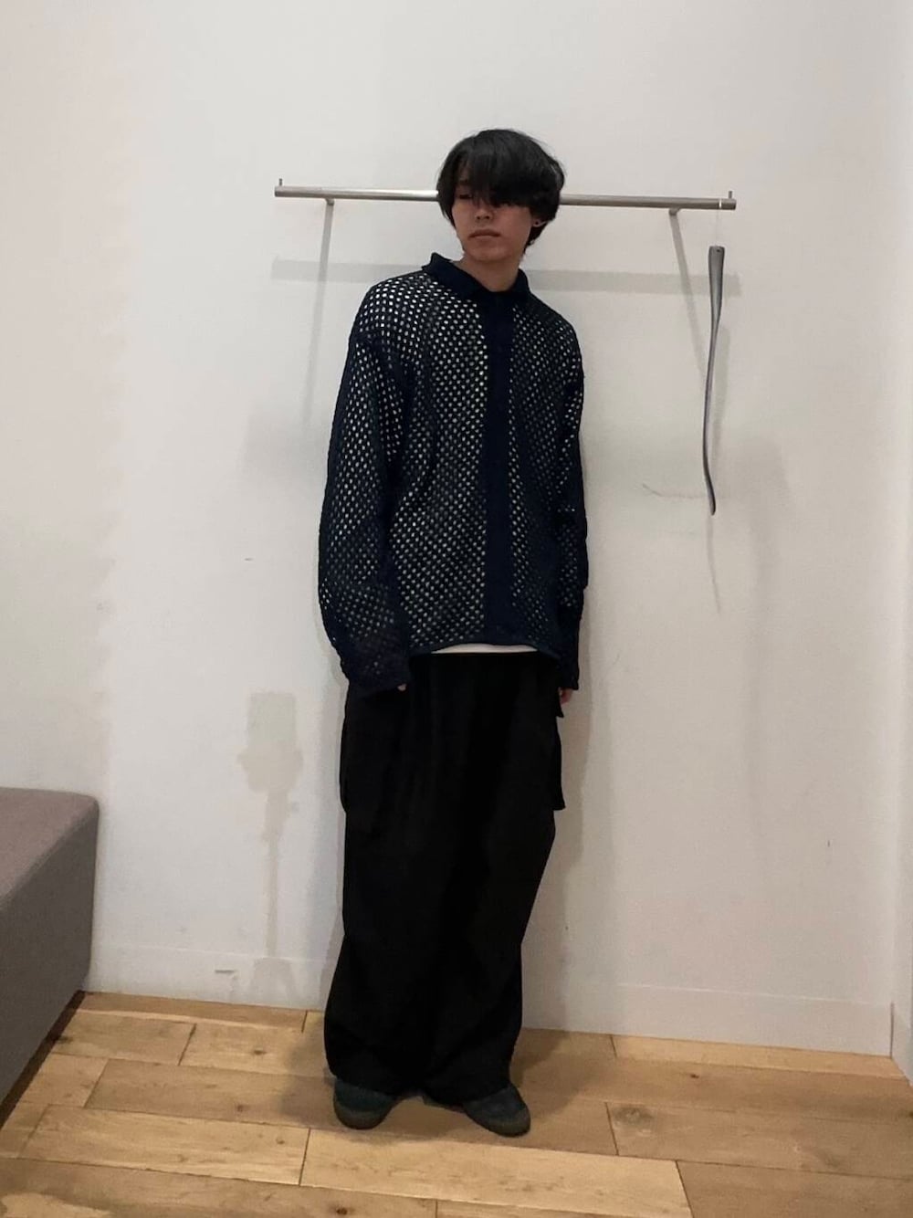 ブラック系のその他パンツ、ホワイト系のTシャツ/カットソー、ブルー系のカーディガン/ボレロを着用したメンズの春コーディネートの1枚目の写真