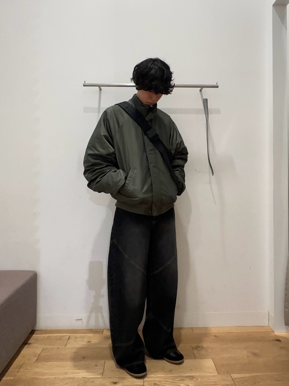 グリーン系のナイロンジャケット、ブラウン系のスウェット、ブラック系のその他パンツを着用したメンズの秋コーディネートの1枚目の写真