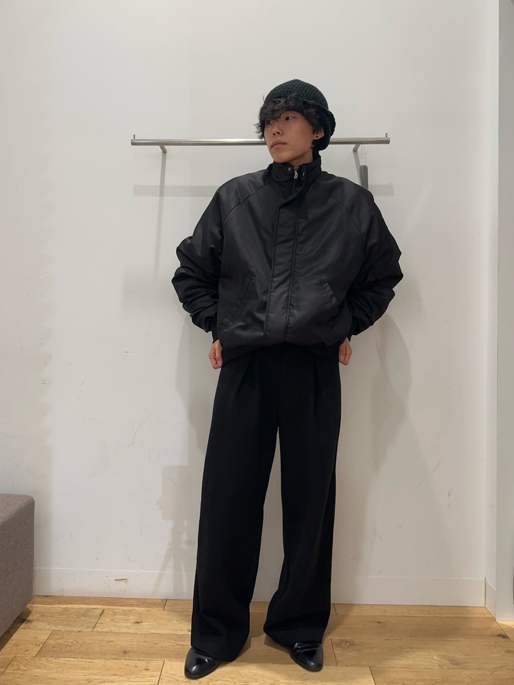 ブラック系のナイロンジャケット、ブラック系のニット/セーター、ブラック系のその他パンツを着用したメンズの秋コーディネートの1枚目の写真