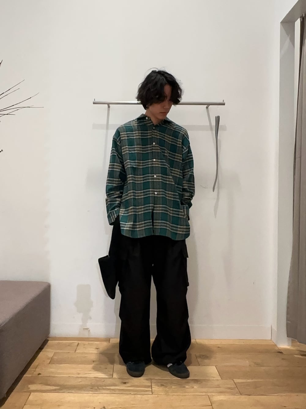 グリーン系のシャツ/ブラウス、ブラック系のトートバッグ、ブラック系のその他パンツを着用したメンズの冬コーディネートの1枚目の写真