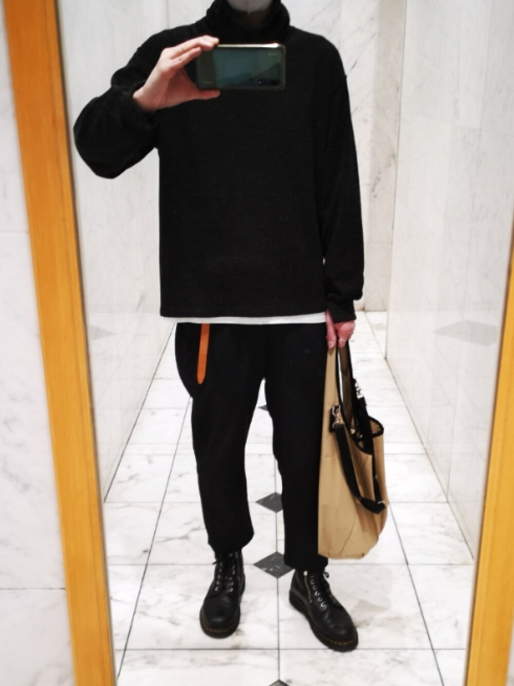 ブラック系のニット/セーター、ブラック系のブーツ、ブラック系のスラックスを着用したメンズの秋コーディネートの1枚目の写真