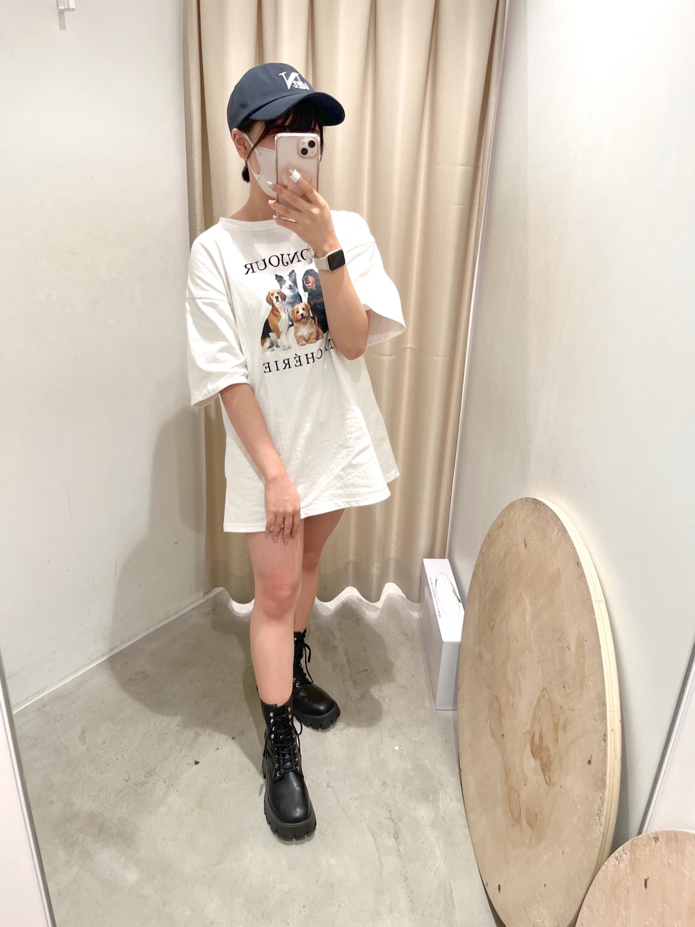ホワイト系のTシャツ/カットソー、ブルー系のキャップを着用したレディースの夏コーディネートの1枚目の写真