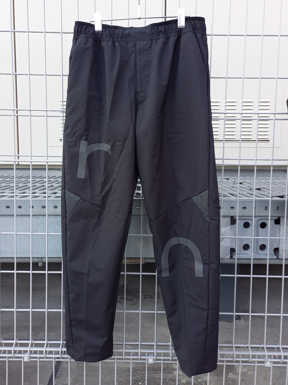 ブラック系のジャケット/アウター、ブラック系のジャケット/アウター、ブラック系のスニーカーを着用したメンズの冬コーディネートの3枚目の写真