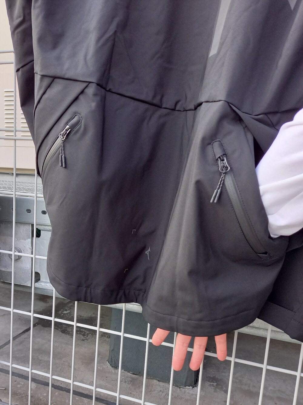 ブラック系のジャケット/アウター、ブラック系のジャケット/アウター、ブラック系のスニーカーを着用したメンズの冬コーディネートの4枚目の写真