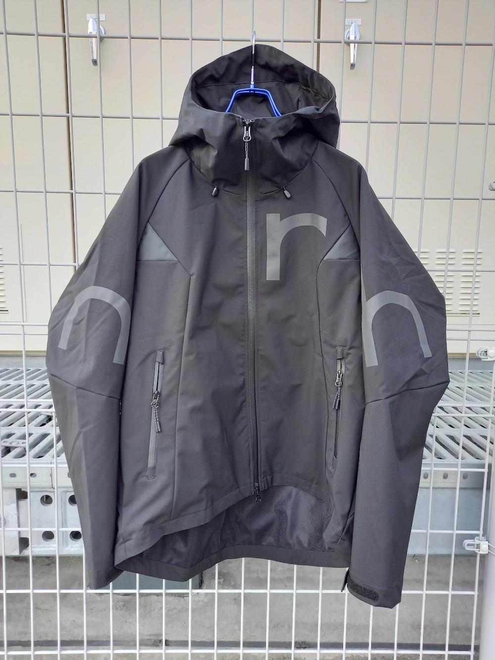 ブラック系のジャケット/アウター、ブラック系のジャケット/アウター、ブラック系のスニーカーを着用したメンズの冬コーディネートの2枚目の写真