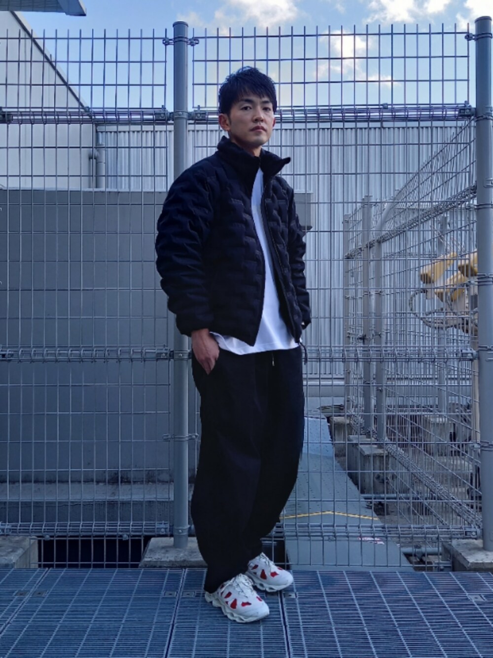 「beautiful people、WAVE PROPHECY LS BP、MIZUNO、スニーカー、ecru color、ホワイトベージュ、ダウンジャケット」｜「Johnbull Private laboのアイテム（パンツ、ブラック系）」を使った、YUSUKEさん（メンズ・178cm）の冬コーディネートの1枚目の写真
