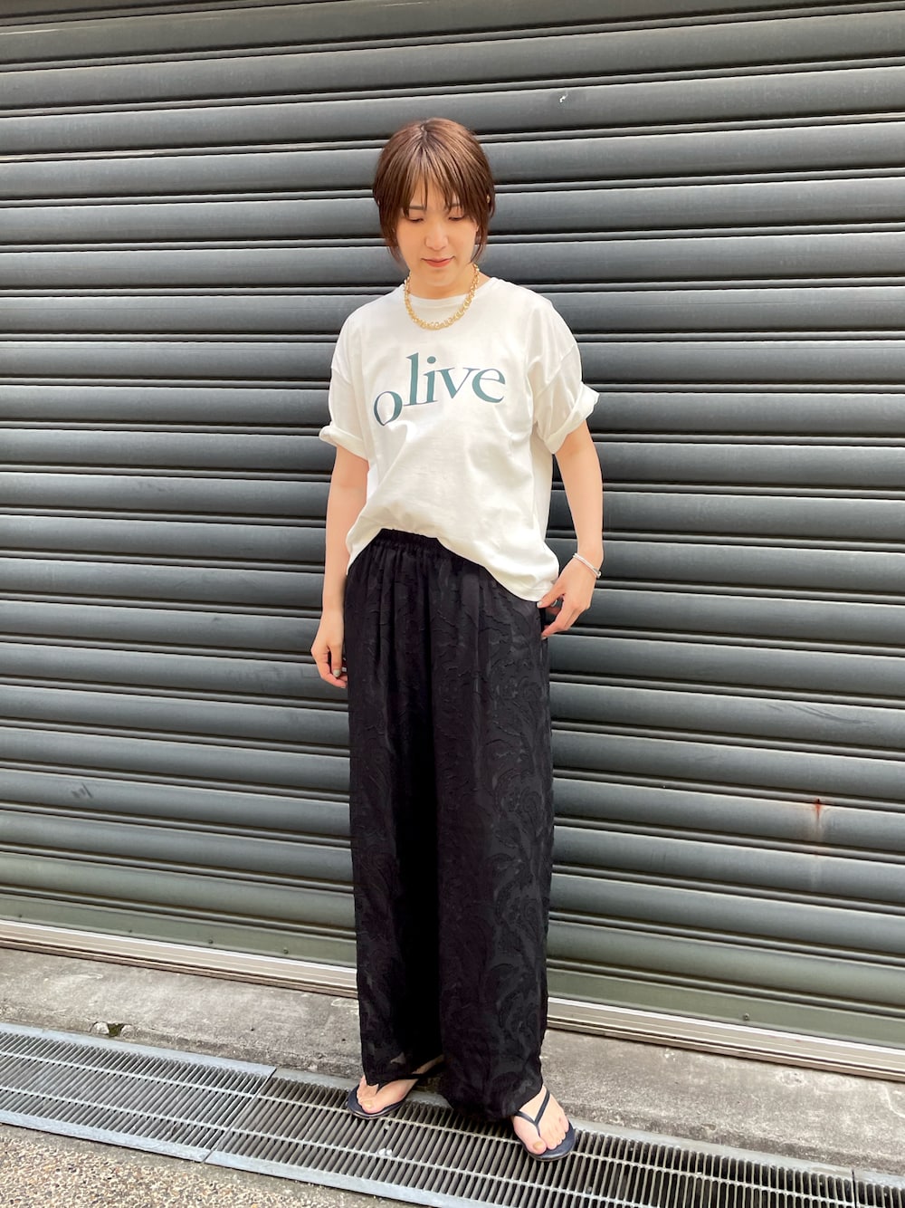 「ロゴT、Tシャツ、ジャガード、モノトーン、ワイドパンツ、リラックススタイル、プリントT、夏コーデ、白Tシャツ、高身長コーデ」｜「FIL DE FERのolivePT 半袖TEE（Tシャツ/カットソー、ホワイト系）」を使った、koba.さん（レディース・168cm）の夏コーディネートの1枚目の写真