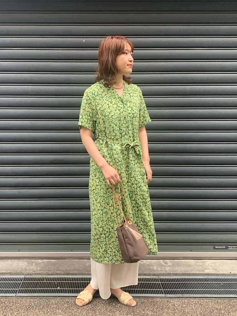 「ワンピース、リブパンツ、花柄ワンピース、花柄プリント」｜「rapiecageのコットンナイロンミニ巾着（ハンドバッグ、ブラウン系）」を使った、koba.さん（レディース・168cm）の夏コーディネートの1枚目の写真