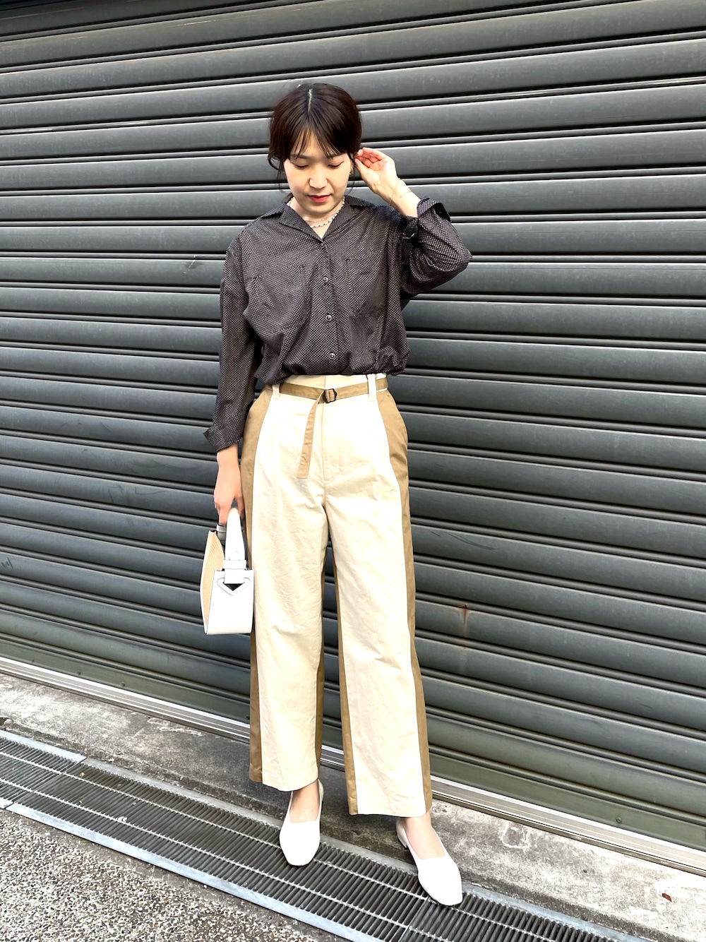 「テーパードパンツ、チノパン、モノトーン、タックイン、シンプルコーデ、春コーデ、シャツスタイル、ミニバッグ、スクエアトゥ、高身長コーデ」｜「Blanc Bleu Minuitのポリエステルジンタンドット　開襟シャツ（シャツ/ブラウス、ブラック系）」を使った、koba.さん（レディース・168cm）の春コーディネートの1枚目の写真