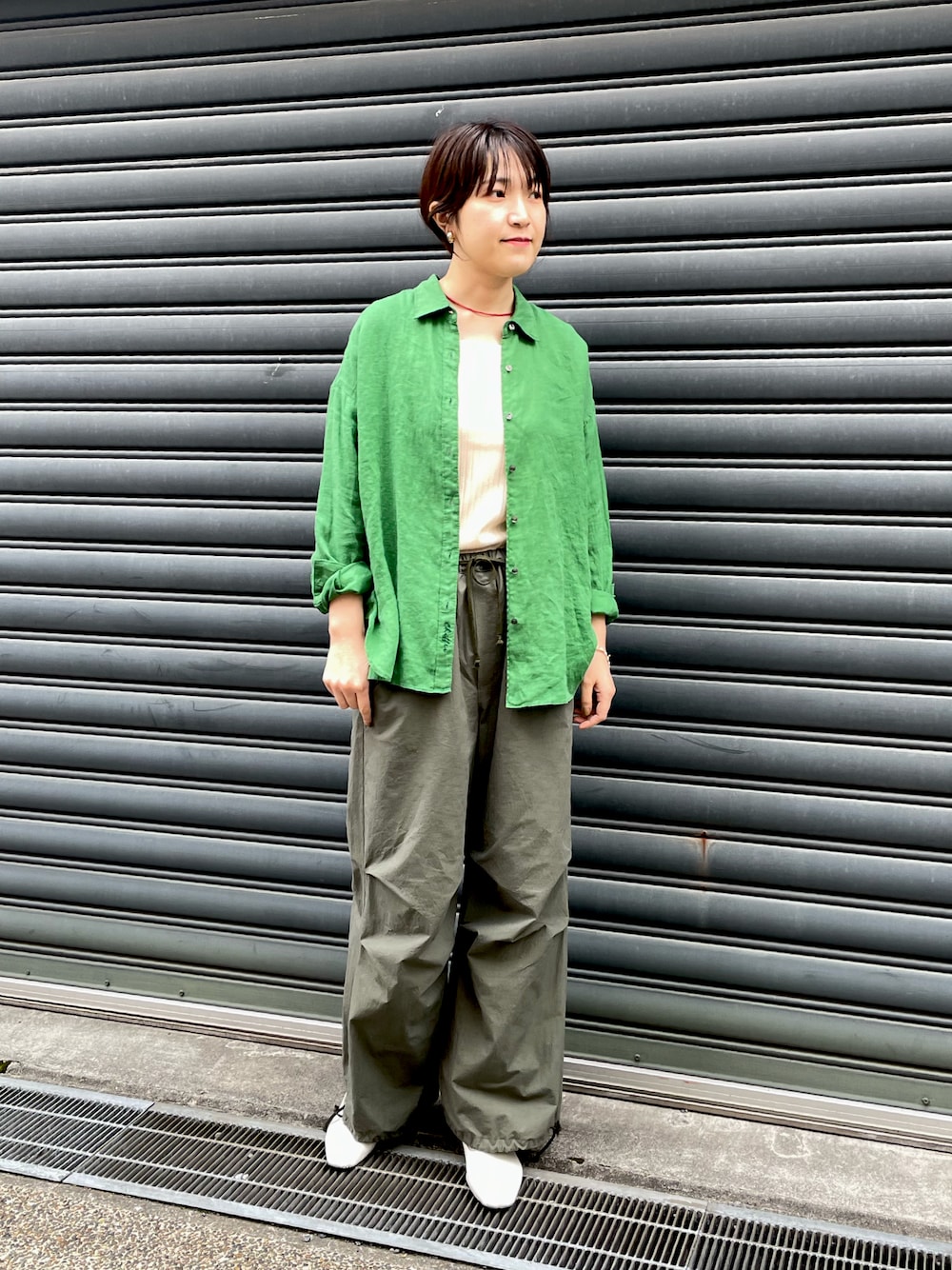 「グリーン、ロングシャツ、レイヤードスタイル、リネン、モード、シンプルコーデ、春コーデ、夏コーデ、リネンシャツ、高身長コーデ」｜「FIL DE FERのハイカウントVコットン　裾絞りパンツ（その他パンツ、グリーン系）」を使った、koba.さん（レディース・168cm）の春コーディネートの1枚目の写真