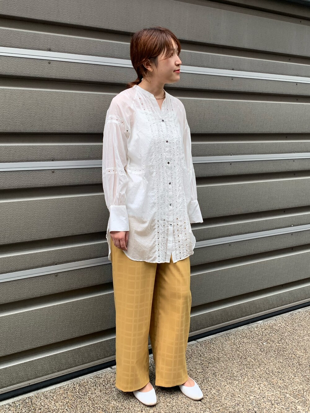 「イエロー、カラーパンツ、刺繍、大人カジュアル、休日スタイル、チェックパンツ、シアーシャツ、刺繍ブラウス、長身、秋トレンド2021」｜「NOMBRE IMPAIRのシフリー刺繍　ロングブラウス（シャツ/ブラウス、ホワイト系）」を使った、koba.さん（レディース・168cm）の夏コーディネートの1枚目の写真