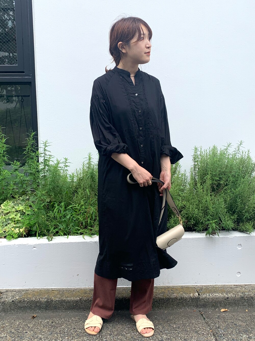 「ブラック、リブパンツ、刺繍、ミニバッグ、刺繍ワンピース、インド綿、ブラックワンピース、長身、長身コーデ、羽織りワンピース」｜「NOMBRE IMPAIRの【Marant】ミニショルダーBAG（ショルダーバッグ、イエロー系）」を使った、koba.さん（レディース・168cm）の夏コーディネートの1枚目の写真