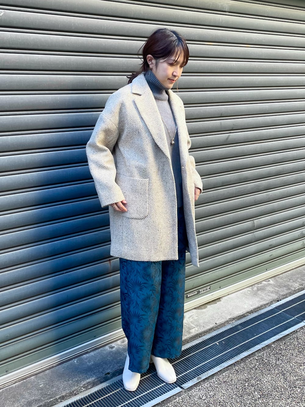 「コート、柄パンツ、テーラード、ブルー、カラーパンツ、ウールコート、へリンボーン、冬コーデ、タートルネックニット、ジャガードパンツ」｜「NOMBRE IMPAIRのボタニカルJQ　イージーパンツ（その他パンツ、ブルー系）」を使った、koba.さん（レディース・168cm）の秋コーディネートの1枚目の写真