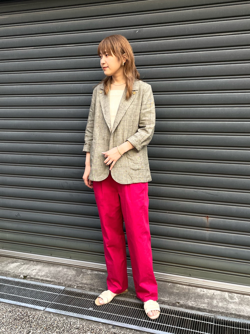 「ジャケット、ピンク、カラーパンツ、リネン、イージーパンツ、モード、ジャケットスタイル、春コーデ、春夏コーデ、高身長コーデ」｜「Blanc Bleu Minuitのリネングレンチェック　テーラードジャケット（テーラードジャケット、ベージュ系）」を使った、koba.さん（レディース・168cm）の春コーディネートの1枚目の写真