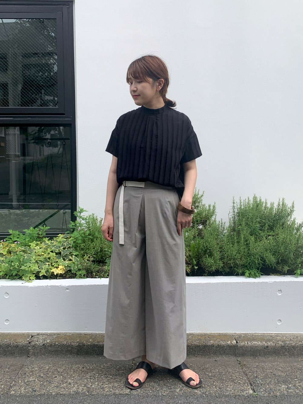 ピンク系のその他パンツ、ブラック系のシャツ/ブラウス、ブラウン系のバングル/リストバンドを着用したレディースの夏コーディネートの1枚目の写真