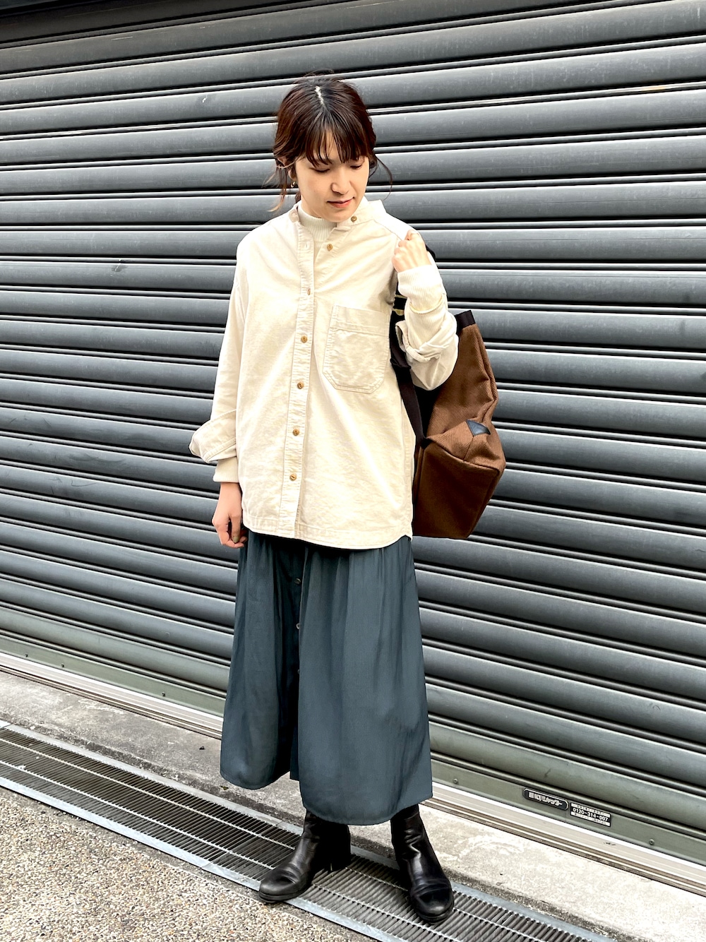 「ブーツ、リュック、冬コーデ、レイヤードスタイル、休日スタイル、スカートスタイル、オトナカジュアル、高身長コーデ、マイベストコーデ2021、クリスマスに着たい服」｜「NOMBRE IMPAIRの16Wコーデュロイ　ビッグシャツ（シャツ/ブラウス、ホワイト系）」を使った、koba.さん（レディース・168cm）の冬コーディネートの1枚目の写真