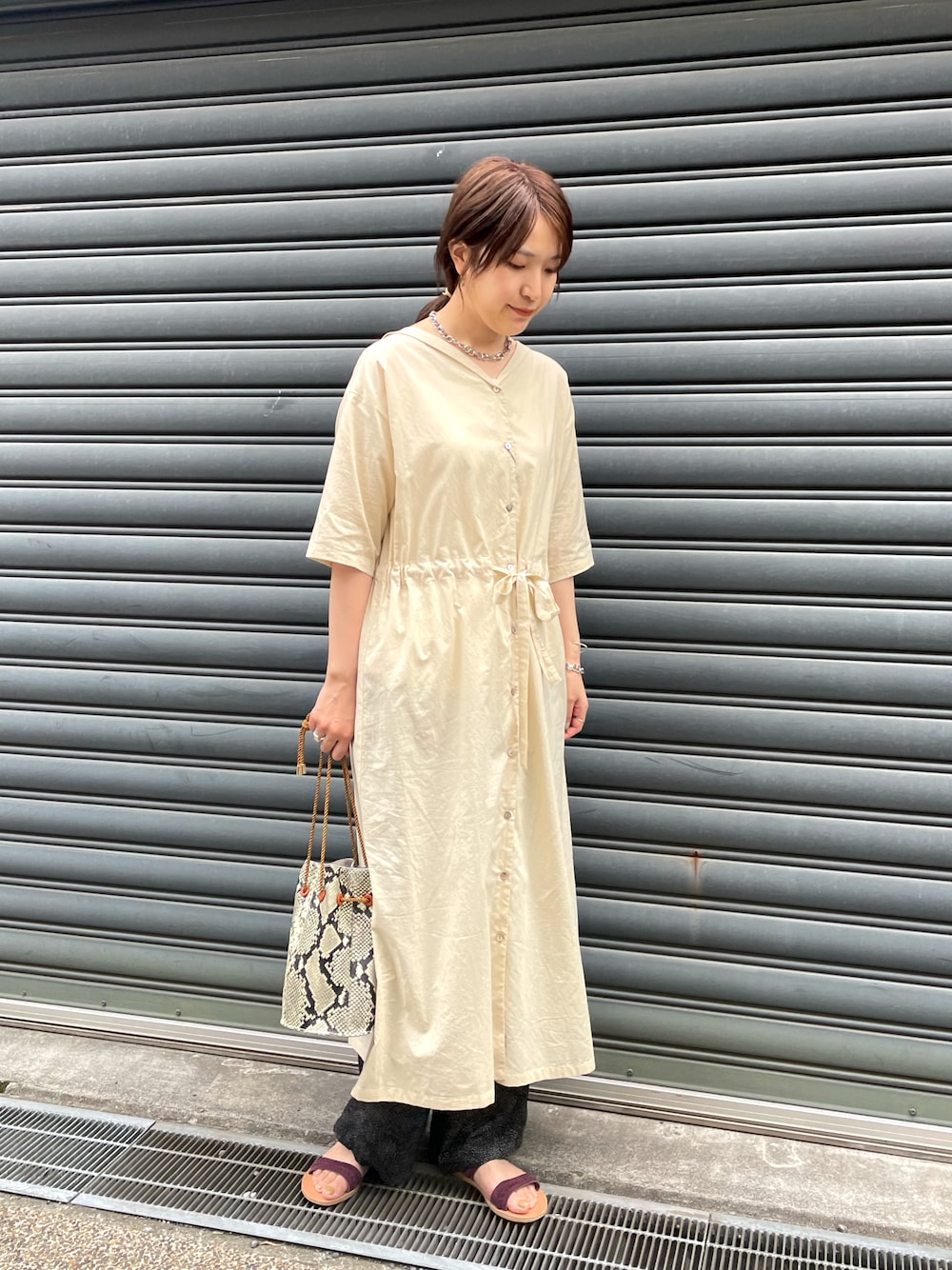 「ワントーンコーデ、ベージュ、シャツワンピース、レイヤードスタイル、休日スタイル、ロングワンピース、ミニバッグ、春夏コーデ、夏コーデ、高身長コーデ」｜「NOMBRE IMPAIRの綿シルクローン　ウエストヒモワンピース（シャツワンピース、ベージュ系）」を使った、koba.さん（レディース・168cm）の夏コーディネートの1枚目の写真