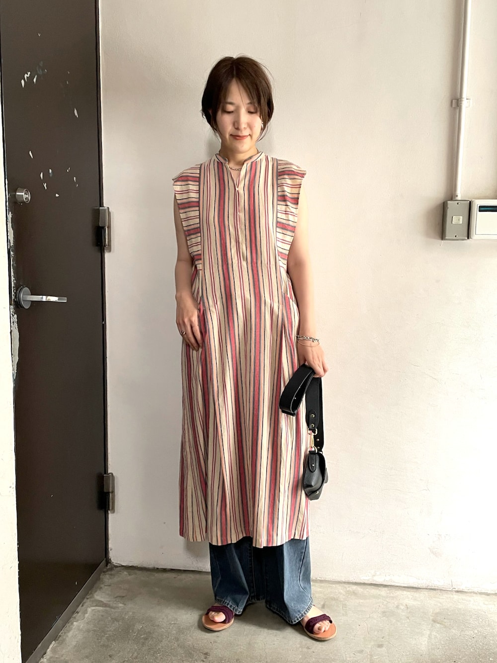 「レッド、ストライプ、レイヤードスタイル、休日スタイル、デニムパンツ、ロングワンピース、ミニバッグ、夏コーデ、ノースリーブワンピース、高身長コーデ」｜「NOMBRE IMPAIRの【Marant】ミニショルダーBAG（ショルダーバッグ、ブラウン系）」を使った、koba.さん（レディース・168cm）の夏コーディネートの1枚目の写真