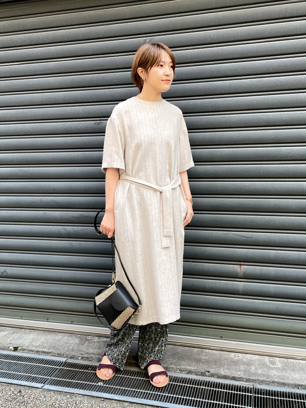 「ビッグシルエット、ストライプ、レイヤードスタイル、休日スタイル、きれいめカジュアル、ロングワンピース、ミニバッグ、春夏コーデ、夏コーデ、高身長コーデ」｜「NOMBRE IMPAIRのマルコビアンキーニ　ラフィア×レザーコンビBAG（ショルダーバッグ、ブラック系）」を使った、koba.さん（レディース・168cm）の春コーディネートの1枚目の写真