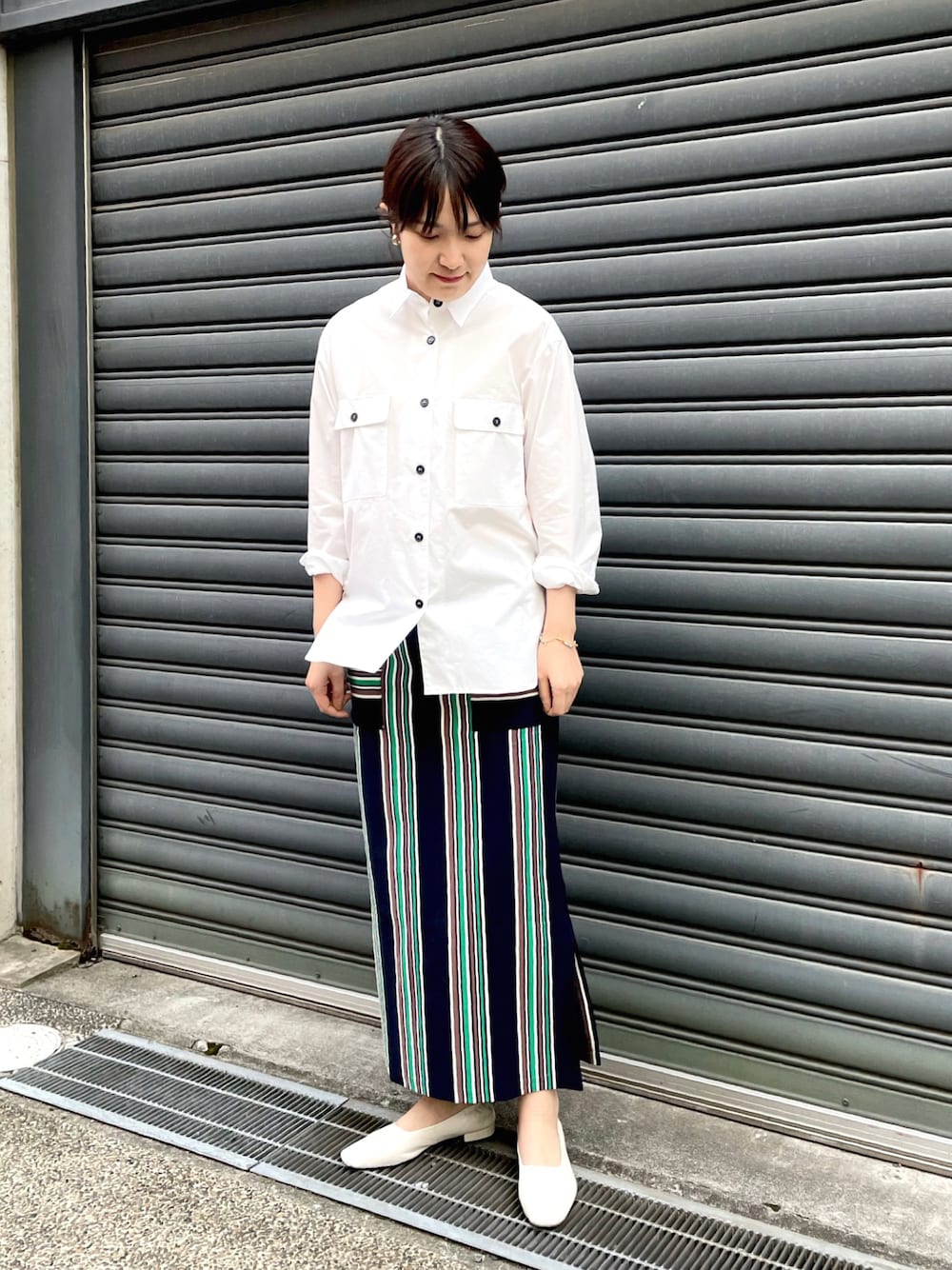 「タイトスカート、白シャツ、ストライプ、ロングシャツ、モード、きれいめカジュアル、シンプルコーデ、春コーデ、シャツスタイル、高身長コーデ」｜「FIL DE FERのワイドボーダー　ストレートスカート（スカート、グリーン系）」を使った、koba.さん（レディース・168cm）の春コーディネートの1枚目の写真